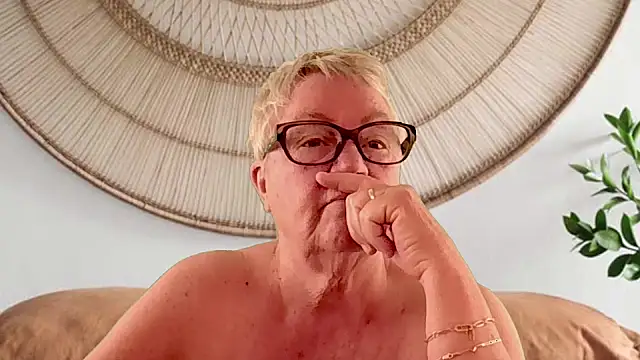 GrannyChrissy68 online show from 04-16-26, 01:45