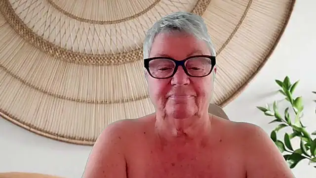 GrannyChrissy68 online show from 04-19-26, 12:26