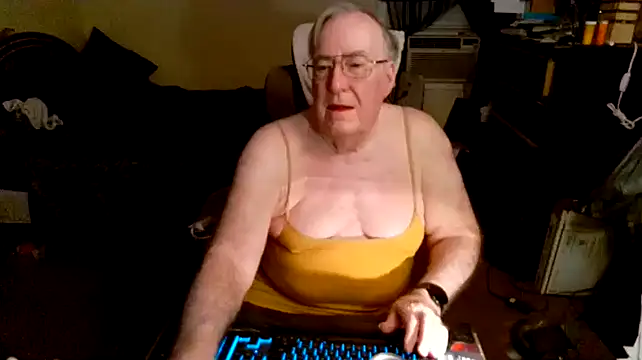 Snapshot of Toastir chatting on 12-08-24, 01:13 Toastir online show from 12-08-24, 01:13