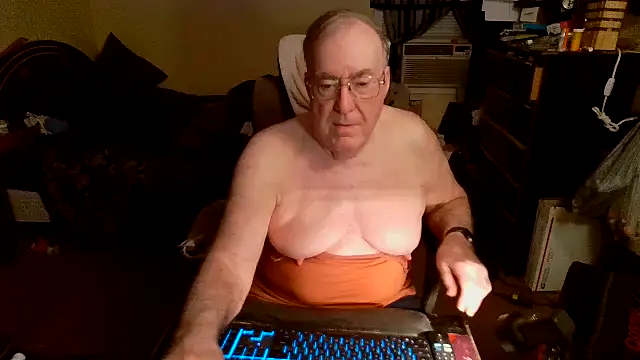 Snapshot of Toastir chatting on 12-12-24, 03:05 Toastir online show from 12-12-24, 03:05