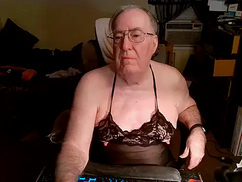 Snapshot of Toastir chatting on 12-16-24, 12:04 Toastir online show from 12-16-24, 12:04