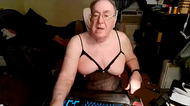 Snapshot of Toastir chatting on 12-18-24, 01:34 Toastir online show from 12-18-24, 01:34