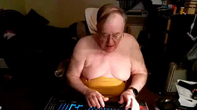 Snapshot of Toastir chatting on 12-19-24, 10:32 Toastir online show from 12-19-24, 10:32