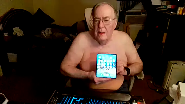 Snapshot of Toastir chatting on 12-21-24, 01:04 Toastir online show from 12-21-24, 01:04