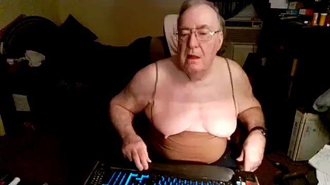 Snapshot of Toastir chatting on 12-23-24, 02:39 Toastir online show from 12-23-24, 02:39