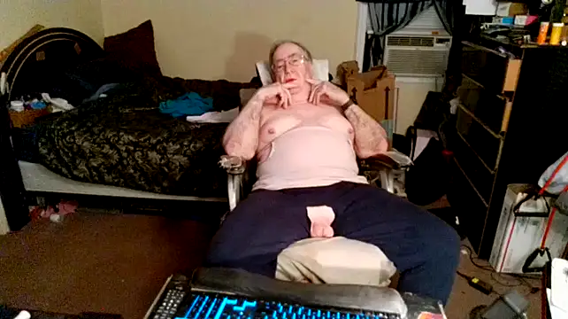 Snapshot of Toastir chatting on 12-24-24, 10:49 Toastir online show from 12-24-24, 10:49