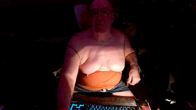 Snapshot of Toastir chatting on 09-24-25, 05:05 Toastir online show from 09-24-25, 05:05