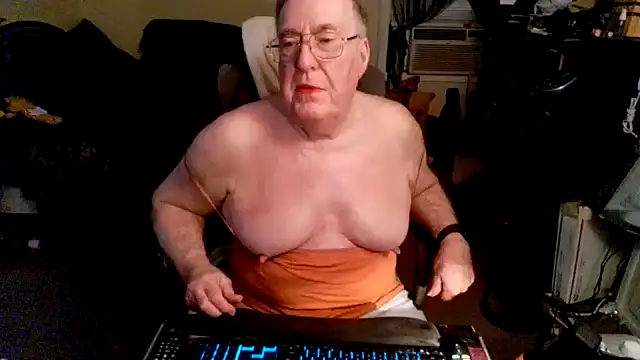 Snapshot of Toastir chatting on 09-27-25, 08:03 Toastir online show from 09-27-25, 08:03