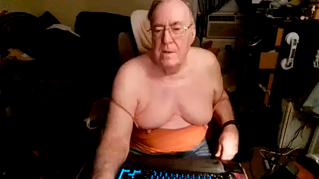 Snapshot of Toastir chatting on 10-12-25, 02:27 Toastir online show from 10-12-25, 02:27