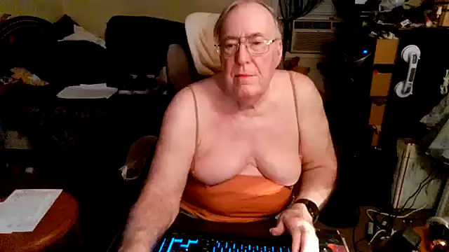 Snapshot of Toastir chatting on 10-13-25, 11:05 Toastir online show from 10-13-25, 11:05