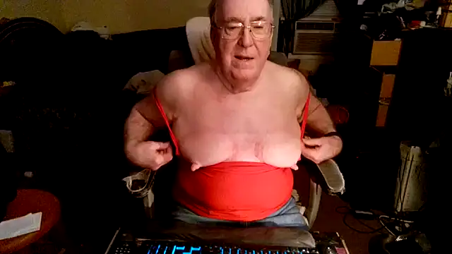 Snapshot of Toastir chatting on 10-28-25, 08:22 Toastir online show from 10-28-25, 08:22