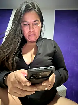 Ixchel Anaid online show from 11-19-25, 10:43