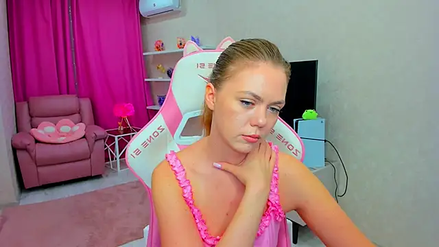 Snapshot of Strawberrye chatting on 04-27-26, 03:26 Strawberrye online show from 04-27-26, 03:26