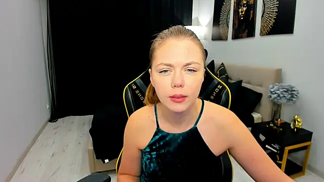 Snapshot of Strawberrye chatting on 05-16-26, 03:25 Strawberrye online show from 05-16-26, 03:25