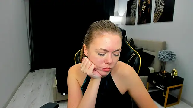 Snapshot of Strawberrye chatting on 05-16-26, 10:36 Strawberrye online show from 05-16-26, 10:36