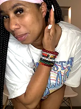 Snapshot of CurvyDesire1 chatting on 10-23-25, 08:07 CurvyDesire1 online show from 10-23-25, 08:07