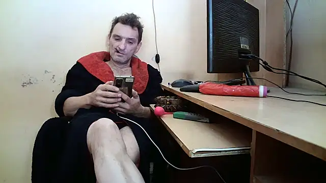 Snapshot of dundyFocus chatting on 10-31-25, 01:01 dundyFocus online show from 10-31-25, 01:01