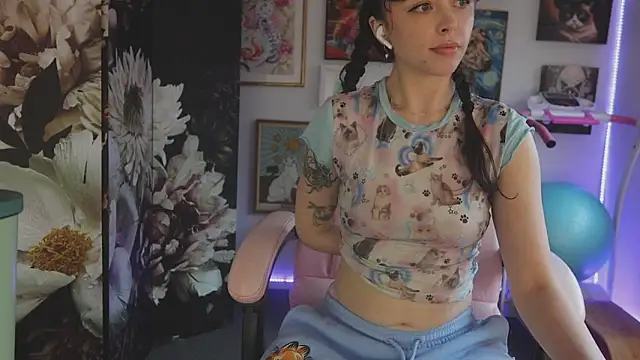 Snapshot of makiyahbelle chatting on 05-14-26, 06:53 makiyahbelle online show from 05-14-26, 06:53