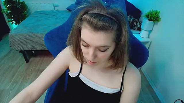 Snapshot of CranberryHot chatting on 04-26-26, 03:37 CranberryHot online show from 04-26-26, 03:37