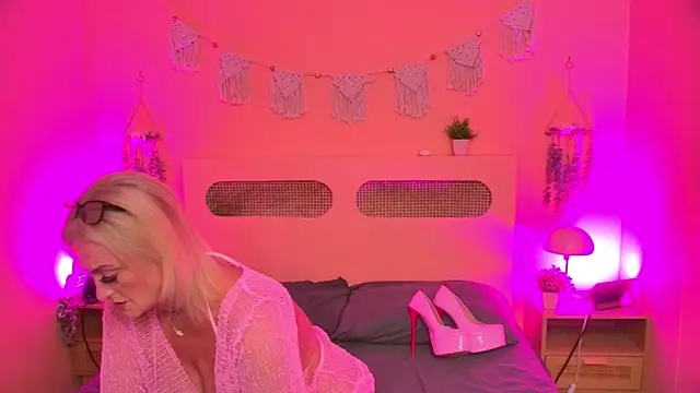 Snapshot of SarahDanielBabestation chatting on 07-27-26, 08:05 SarahDanielBabestation online show from 07-27-26, 08:05