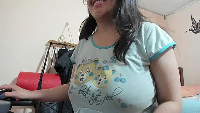 Snapshot of latinfemale chatting on 12-28-24, 04:30 latinfemale online show from 12-28-24, 04:30