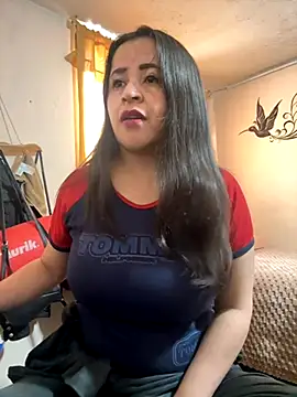 Snapshot of latinfemale chatting on 10-17-25, 08:33 latinfemale online show from 10-17-25, 08:33