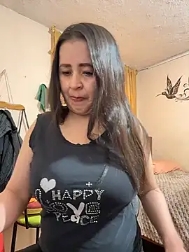 Snapshot of latinfemale chatting on 06-25-26, 10:36 latinfemale online show from 06-25-26, 10:36