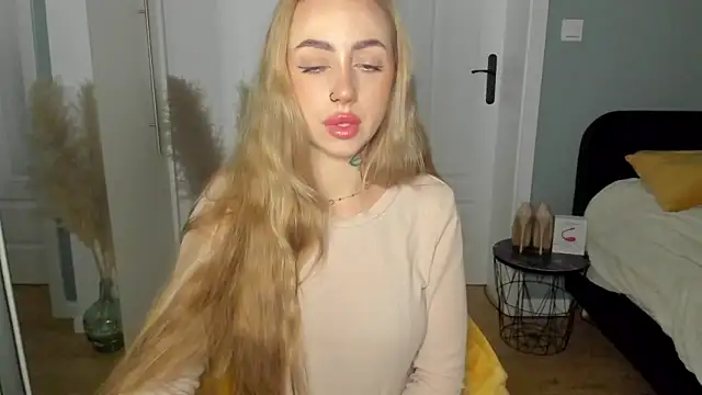 Snapshot of sexyCoralie chatting on 05-18-26, 06:41 sexyCoralie online show from 05-18-26, 06:41