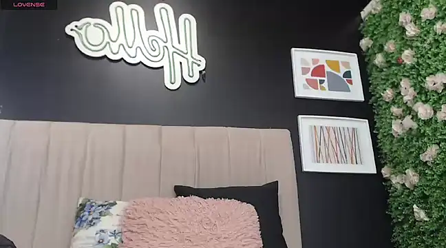 Snapshot of Sharloth_milf chatting on 01-29-25, 08:25 Sharloth milf online show from 01-29-25, 08:25