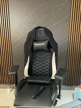 Snapshot of KellyBrooklyn_ chatting on 10-28-25, 03:14 KellyBrooklyn online show from 10-28-25, 03:14