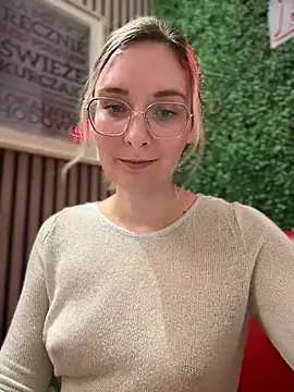 Snapshot of The_Snowwhitee chatting on 03-18-25, 10:15 The Snowwhitee online show from 03-18-25, 10:15
