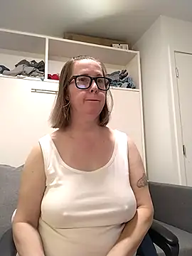 Snapshot of SweetandNaughty1 chatting on 01-08-26, 08:33 SweetandNaughty1 online show from 01-08-26, 08:33