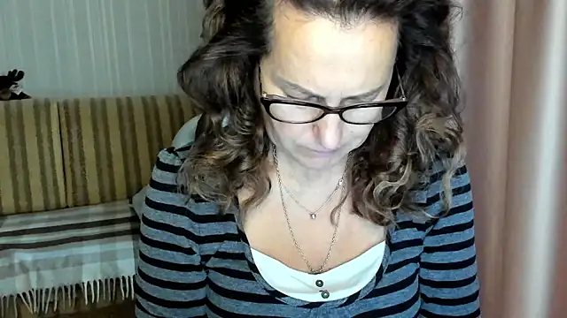 lauraoven online show from 10-24-25, 07:27