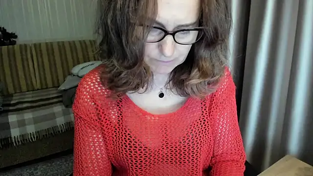 Snapshot of lauraoven chatting on 05-31-26, 07:04 lauraoven online show from 05-31-26, 07:04