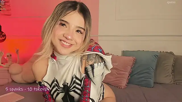 Snapshot of _Tammara_ chatting on 10-31-25, 12:17 Tammara online show from 10-31-25, 12:17