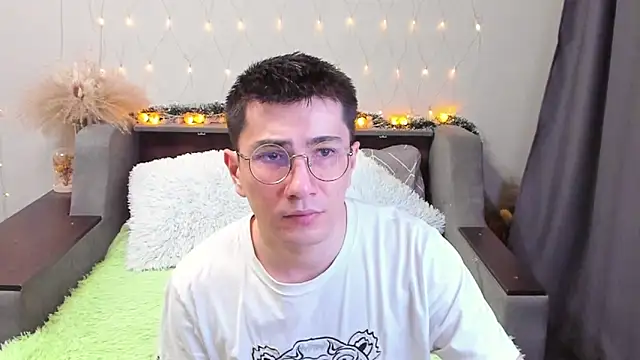 Snapshot of Yumi_steve chatting on 02-16-25, 12:30 Yumi steve online show from 02-16-25, 12:30