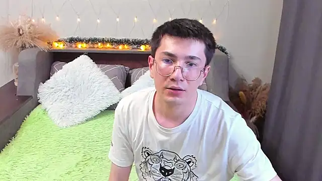 Snapshot of Yumi_steve chatting on 03-11-25, 12:54 Yumi steve online show from 03-11-25, 12:54