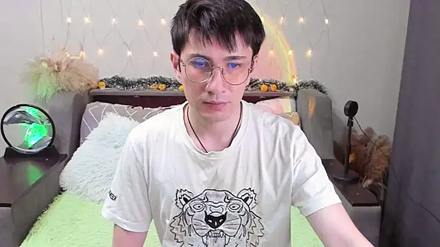 Snapshot of Yumi_steve chatting on 10-23-25, 05:44 Yumi steve online show from 10-23-25, 05:44