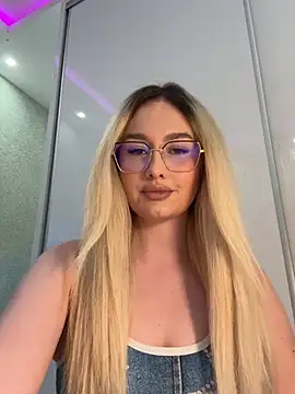 Snapshot of mollyxxx chatting on 05-22-26, 02:40 mollyxxx online show from 05-22-26, 02:40