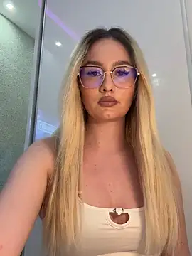 Snapshot of mollyxxx chatting on 06-02-26, 02:13 mollyxxx online show from 06-02-26, 02:13