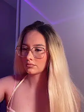 Snapshot of mollyxxx chatting on 06-07-26, 03:21 mollyxxx online show from 06-07-26, 03:21