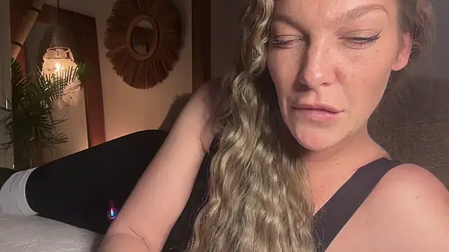 cyberchickie maria online show from 03-22-25, 08:59