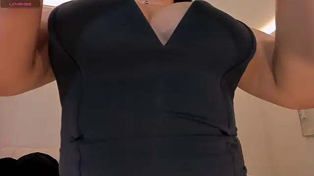 Snapshot of MiaRoberts1 chatting on 07-04-26, 01:06 MiaRoberts1 online show from 07-04-26, 01:06