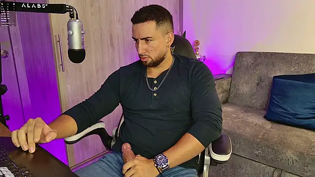 Snapshot of mr_david_cox chatting on 02-15-25, 01:05 mr david cox online show from 02-15-25, 01:05