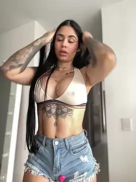 Snapshot of LaraHenao chatting on 01-07-25, 12:52 LaraHenao online show from 01-07-25, 12:52