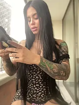 Snapshot of LaraHenao chatting on 01-28-25, 12:00 LaraHenao online show from 01-28-25, 12:00