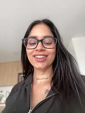 Snapshot of LaraHenao chatting on 03-05-25, 04:13 LaraHenao online show from 03-05-25, 04:13