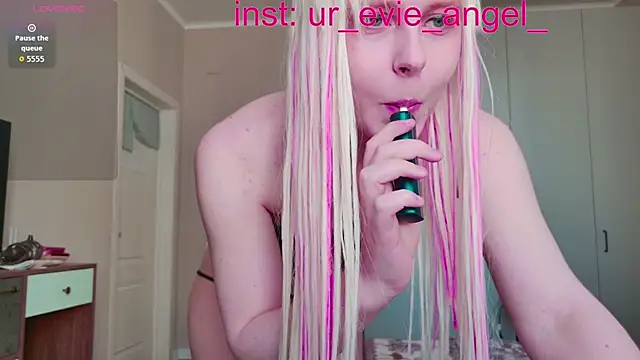 Evelyn rabbit online show from 04-14-26, 09:37