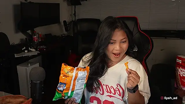 Snapshot of Bubbleliyah chatting on 11-12-25, 01:39 Bubbleliyah online show from 11-12-25, 01:39