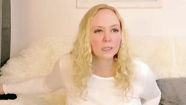 Snapshot of Sarah4you chatting on 03-22-26, 12:03 Sarah4you online show from 03-22-26, 12:03